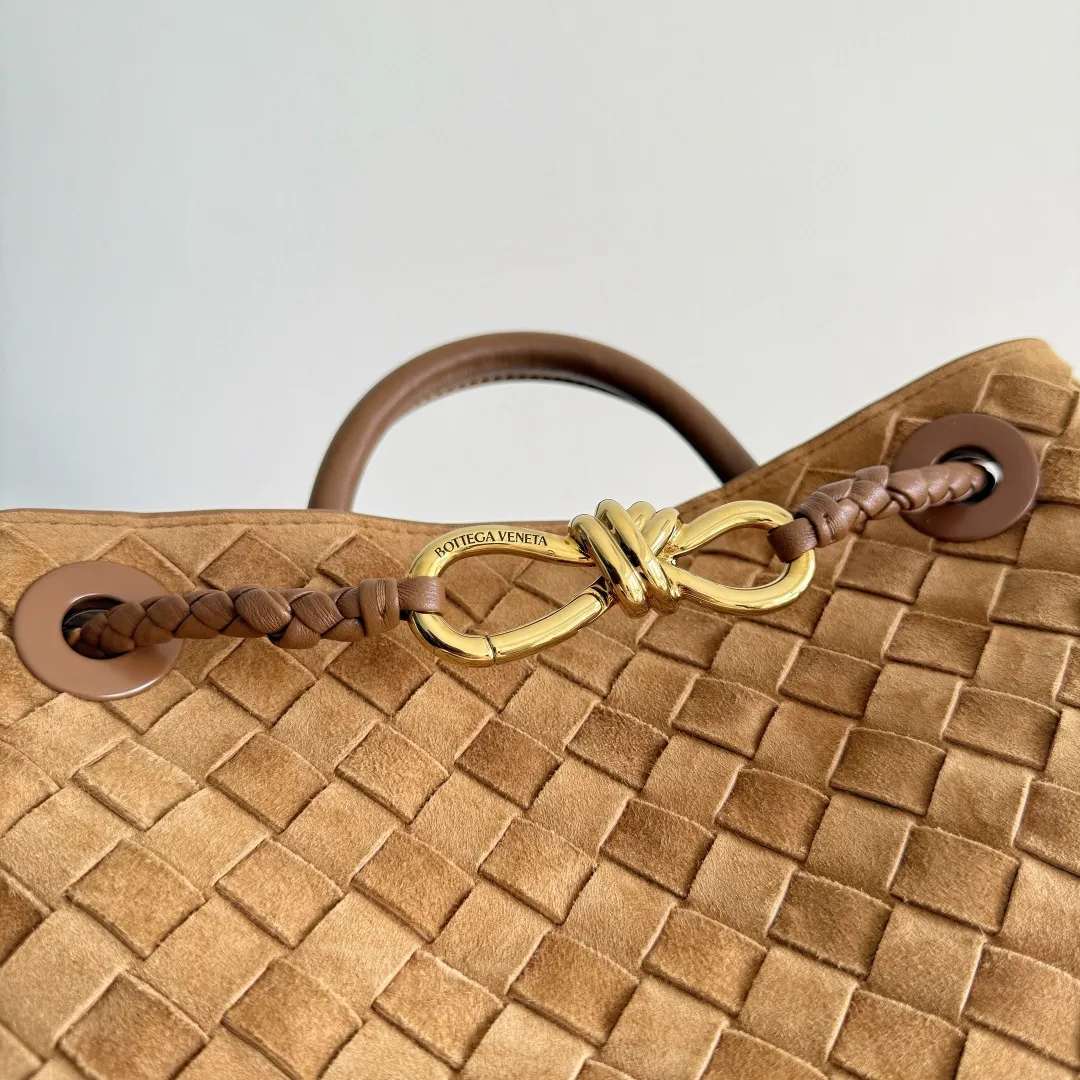 The 2023 new Andiamo batch of 1960 BV has been shipped‼ ️Really popular🔥The new Andiamo woven handbag launched by Bottega Veneta this season is really popular all over the world! ! Celebrities at home and abroad have worn it, and Oscar-winning actress Michelle Yeoh has taken it out on the street. Song Jia, Trai Yara, Yu Feihong, Sanji Ayaka, Rosie Hunting-Whiteley, Yoshioka Riho, etc. have all picked up this bag. It is classic and versatile, showing off its temperament, and the bag capacity is also large, which is very convenient for daily commuting! ! A variety of carrying methods, the shoulder straps can be adjusted by yourself, the original lambskin feels soft and delicate, and the neutral style is created to break gender boundaries and bring a more practical and longer-lasting use experience. Andiamo, which has both elegant and casual styles, perfectly interprets the true appearance of "fashionable old money style". Style number: 743568 (suede) Size: 25*22*10.5cm